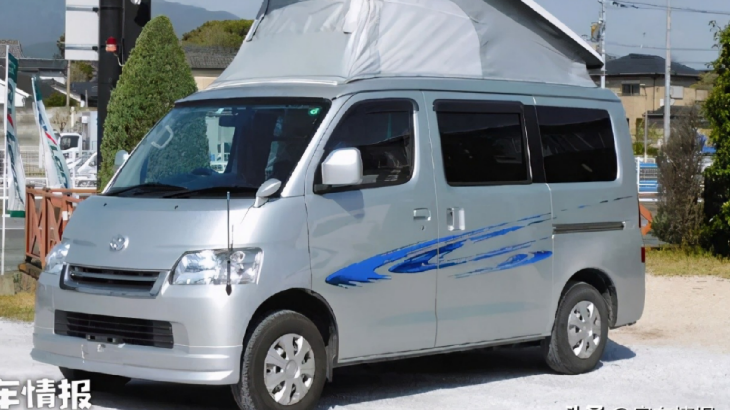 丰田6座露营车来了,上下2张床能住4人,车长仅4米,日常好停车