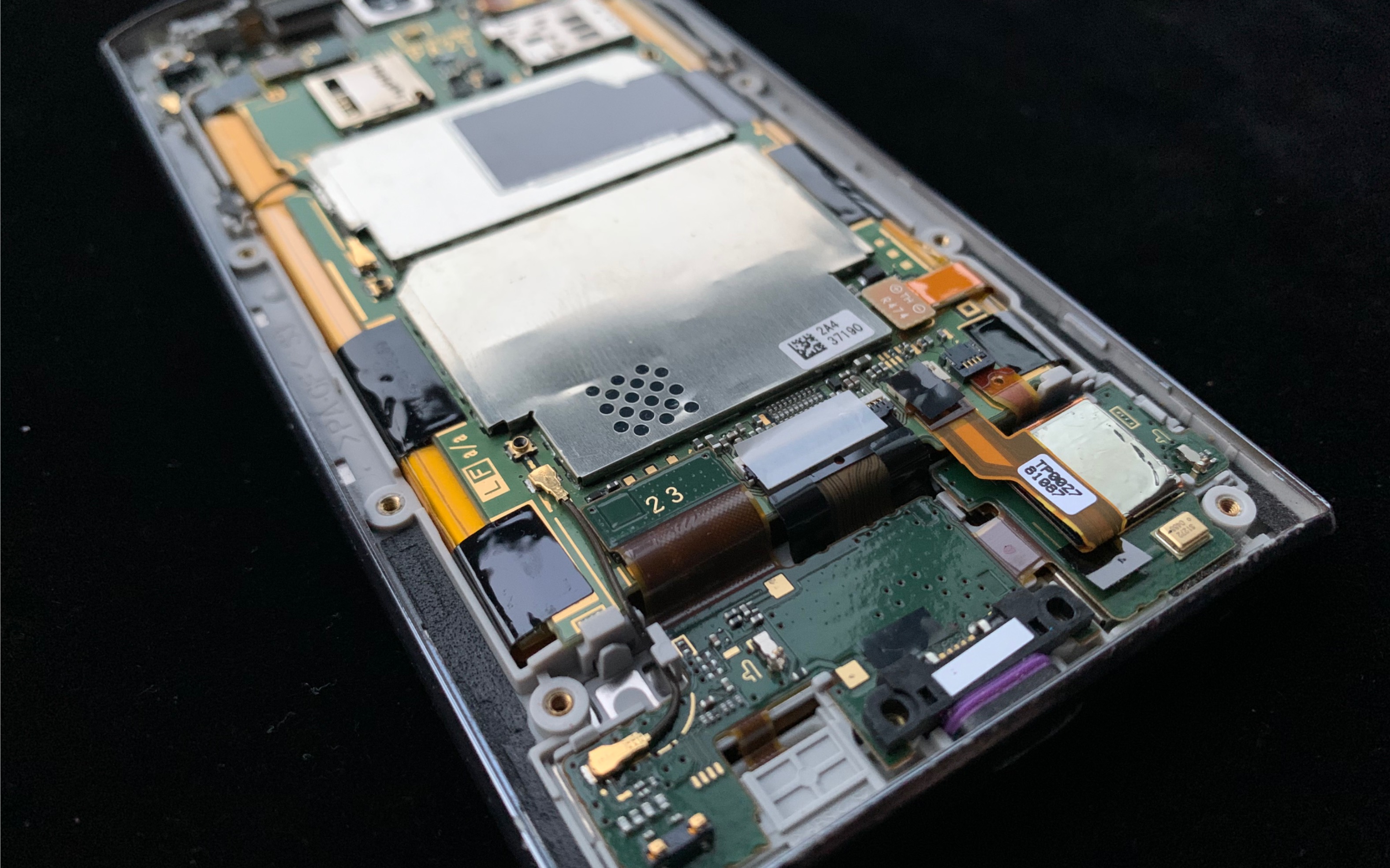 全世界第一台无边框"全面屏"手机拆解,超多细节"液晶之父"的惊世作品