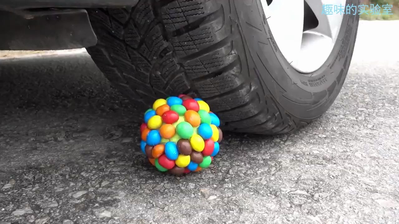 汽车碾压玩具的解压瞬间