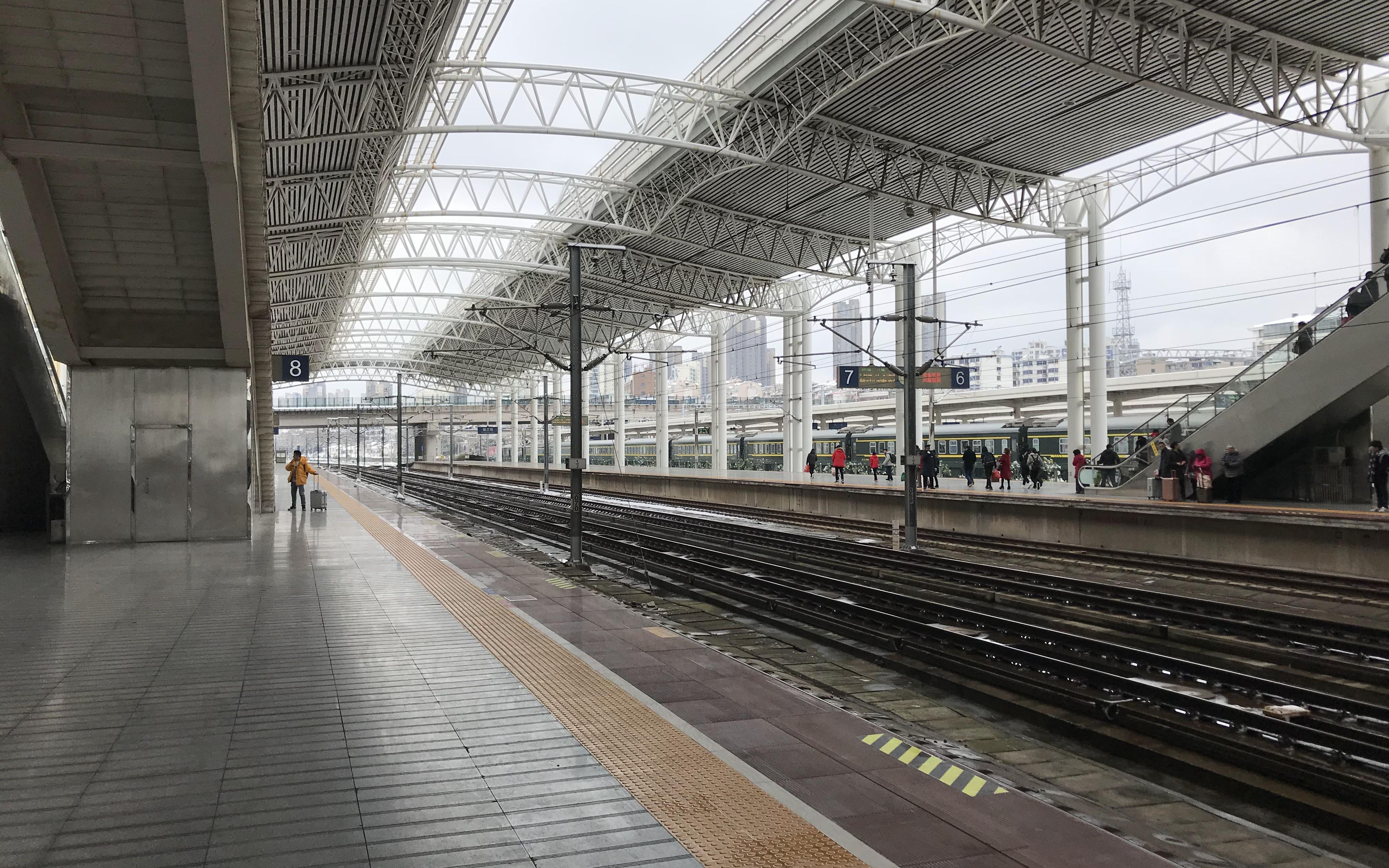 【侧方展望】暴雪后,上海虹桥——汉口d3068次列车行经沪汉蓉客运专线