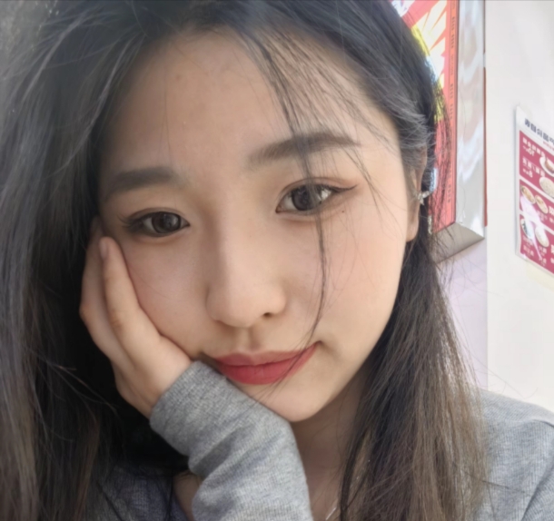 托腮拍照的女生大多是女光棍子