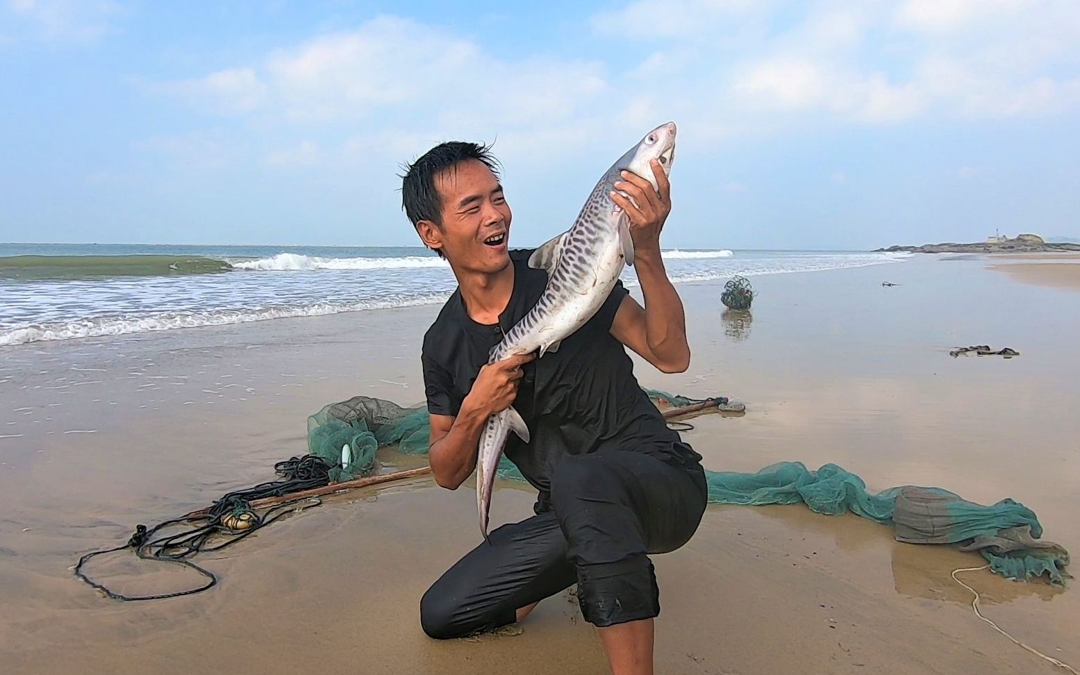 小囿带上大捞网赶海从大浪中抢出一条罕见大货高兴的跳进海里打滚