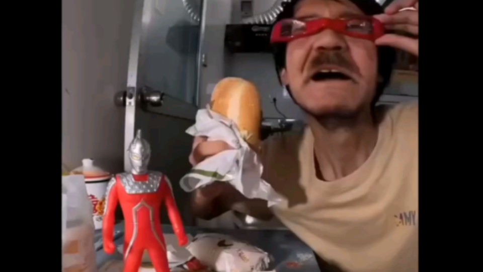 咸鱼梦想家 麦当劳 变身赛文奥特曼咸鱼圣体