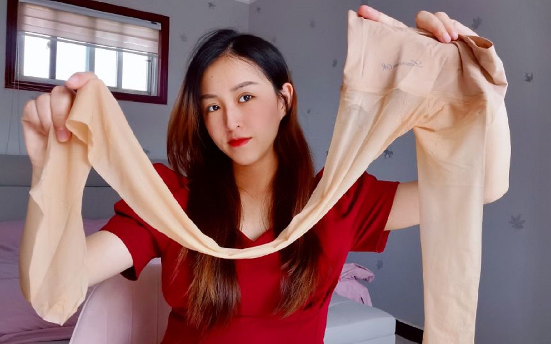 小姐姐开箱试穿肤色油光丝袜,款式很新颖,穿上后时尚有魅力!_哔哩哔哩