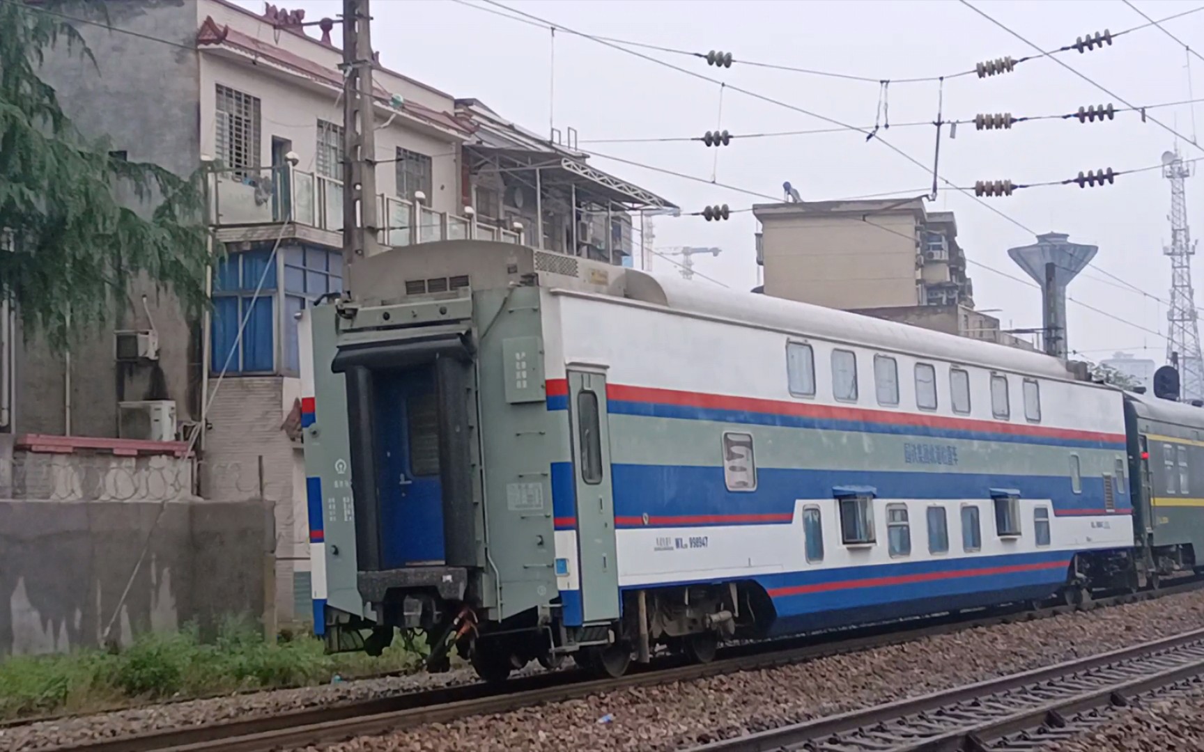 众多车迷冒雨接力只为了它,国铁原色双层轨道检查车998947附挂于z162