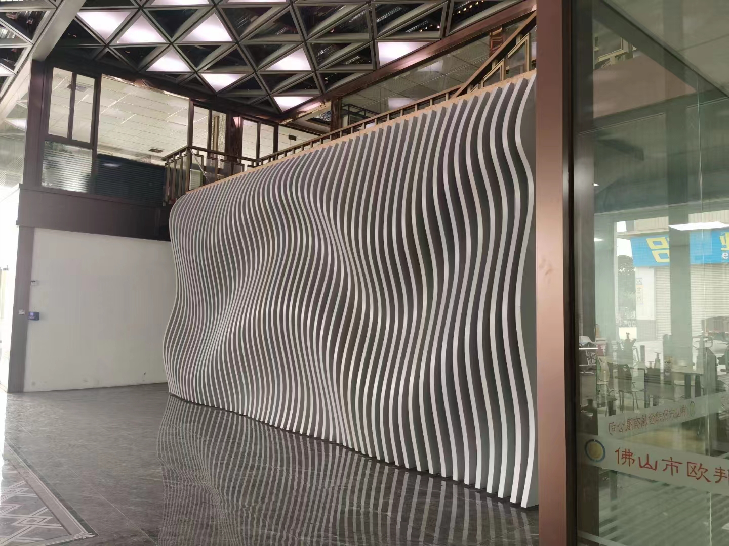 前台背景墙装饰材料,波浪铝方通造型,时尚好看.