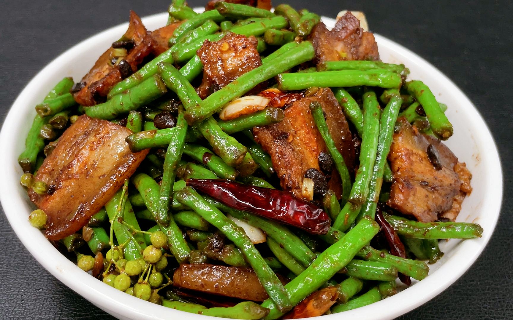 豆角回锅肉这做法火了,豆角不炒不炸,锅里一倒就出锅,下饭超香