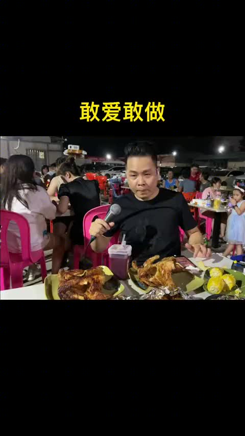 不好意思开唱前没有通知后面两位美女给她俩吓了一跳阿康敢爱敢做