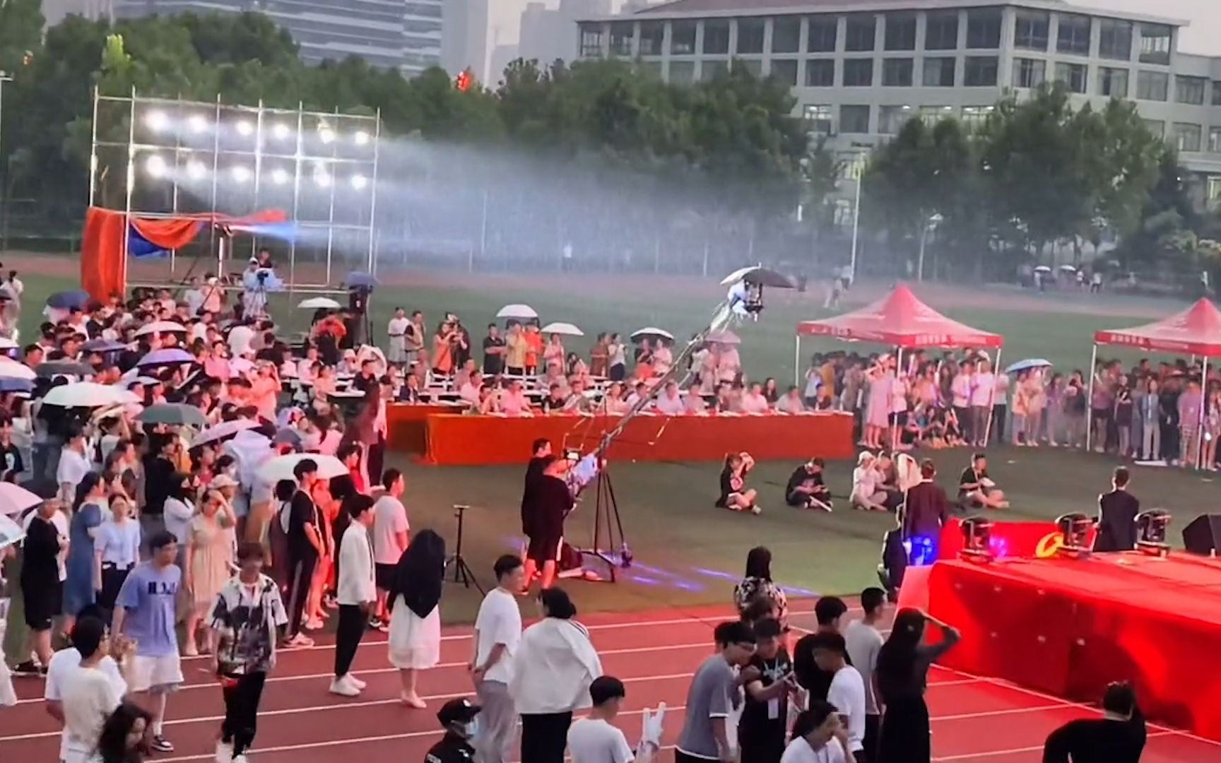 师道尊严!大学毕业晚会突降大雨 老师无人离席 雨中坚持观看表演哔哩哔哩bilibili