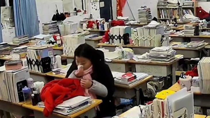 高三女生凌晨零点四十分到教室学习,老师观察很多次了,每天都是她最早