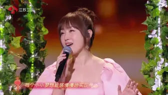 Download Video: 2020江苏卫视春晚-罗中旭 杨钰莹《星光灿烂+轻轻地告诉你+在我生命中的每一天》