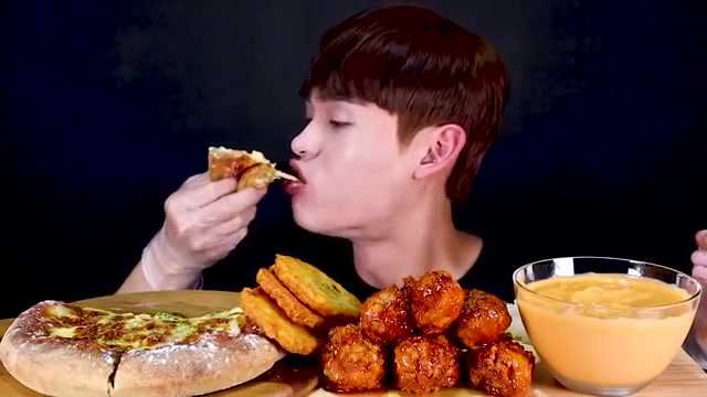 韩国吃播大嘴小伙吃披萨炸鸡一个人的快乐大餐