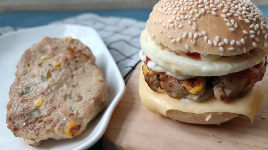 蔬菜鸡肉饼汉堡,鲜嫩多汁的蔬菜鸡肉饼是灵魂