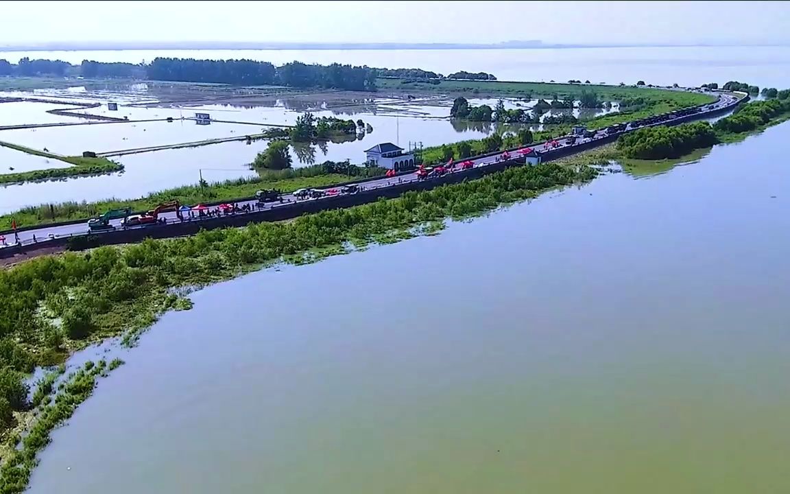 [图]洪水来临，巢湖大堤上的金色的盾牌！