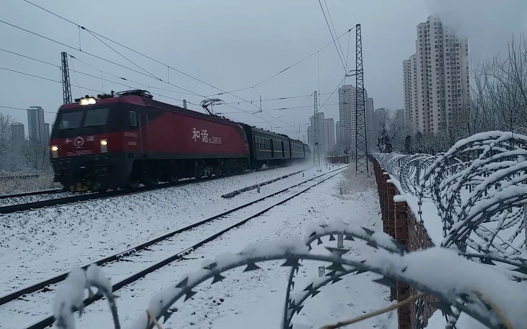 雪景,客车t122次雪中快速通过天津站四号楼弯道_哔哩哔哩_bilibili