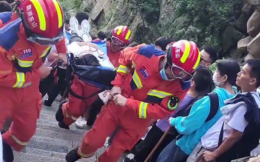 7月24日,山东泰安.游客爬泰山突发疾病,消防员从十八盘抬上山顶救助站,气喘吁吁的样子让人心疼哔哩哔哩bilibili