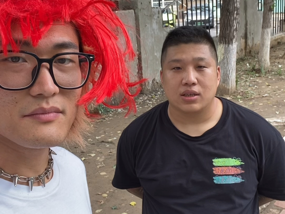 十年后杀马特团长虎哥在沈阳大街碰面了