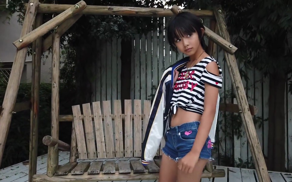 小学生モデル 小杉ゆんjs4 サマールックファッションでスタジオ撮影
