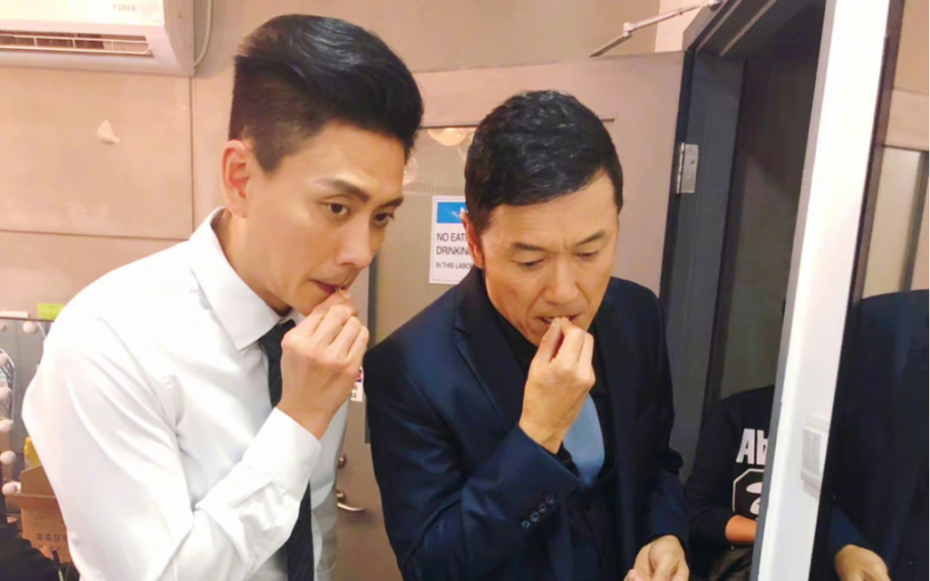 黄宗泽去哪里都不忘cue苗侨伟啊,嗑瓜子的姿势很标准啊!