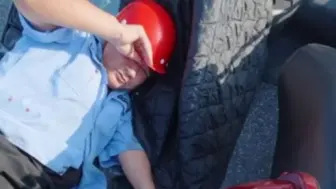 近六旬大叔在衡州大道骑车摔倒，头晕目眩手流血站不起。路过小伙见状立刻打120，可大叔怕麻烦还担心医疗费多次拒医。小伙耐心劝说，陪送医垫付费用。