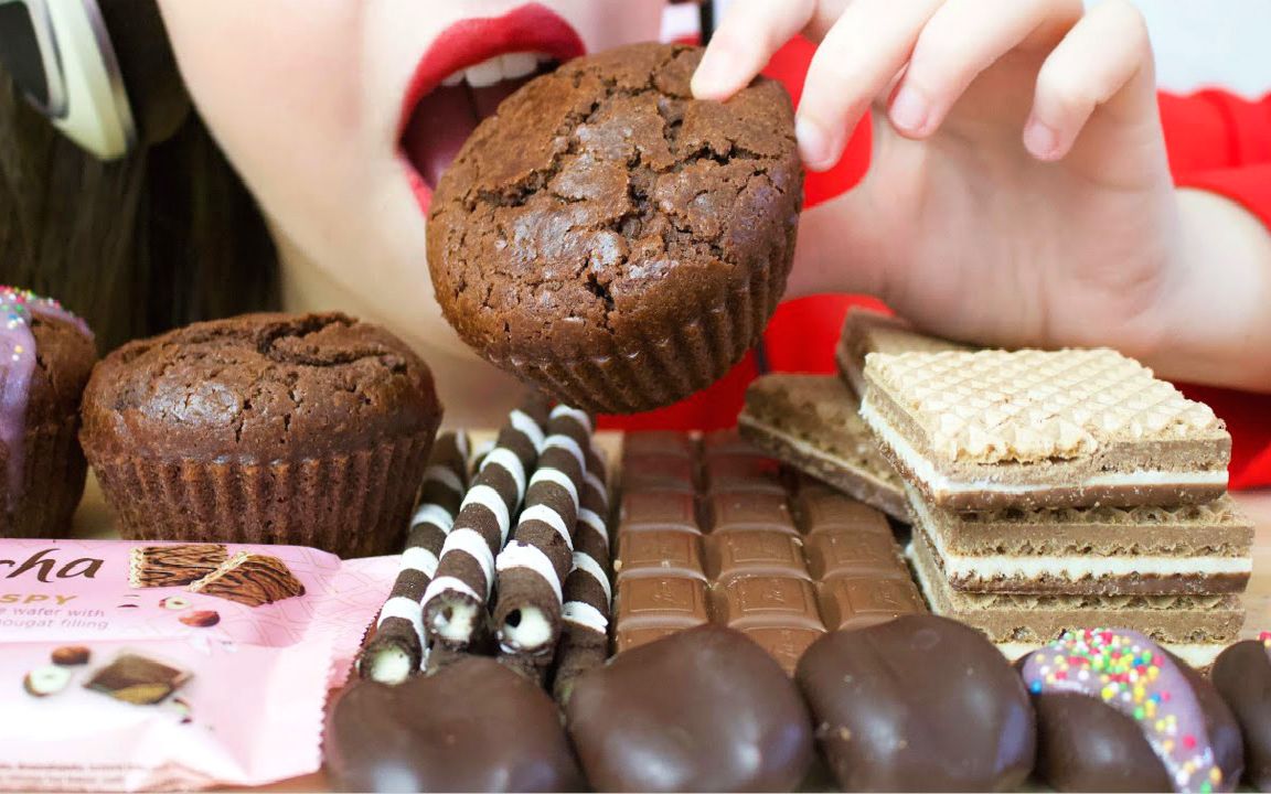 hazelnut crush ☆ 混合巧克力甜食大餐 asmr食音咀嚼音(新)_哔哩