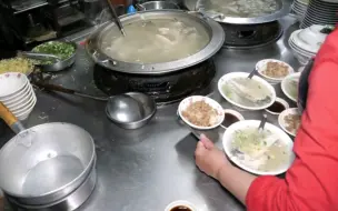 Tải video: 【台湾美食】台湾夜市太有烟火气！草鱼饭汤、草鱼头汤、红烧肉饭！