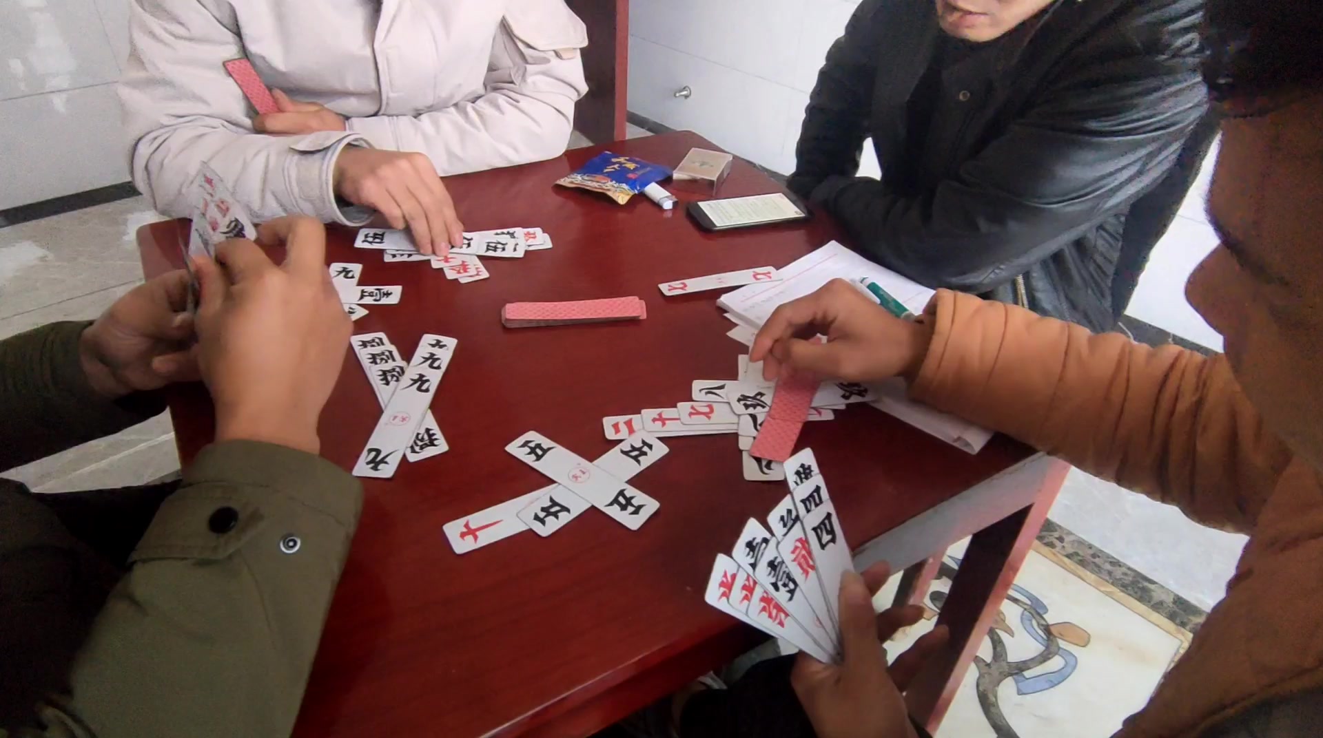 湖南乡下都喜欢玩的牌,四个人一起打,有一个人专门记数