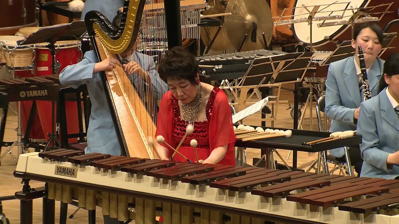 [图]马林巴大师安倍圭子演奏The Wave Impressions Concerto for Marimba and Wind Orchestra