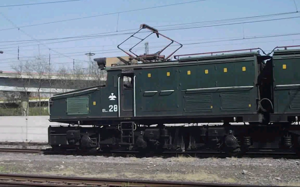 鞍钢大鳄鱼el128号机车牵引烧结矿车通过鞍钢专用线