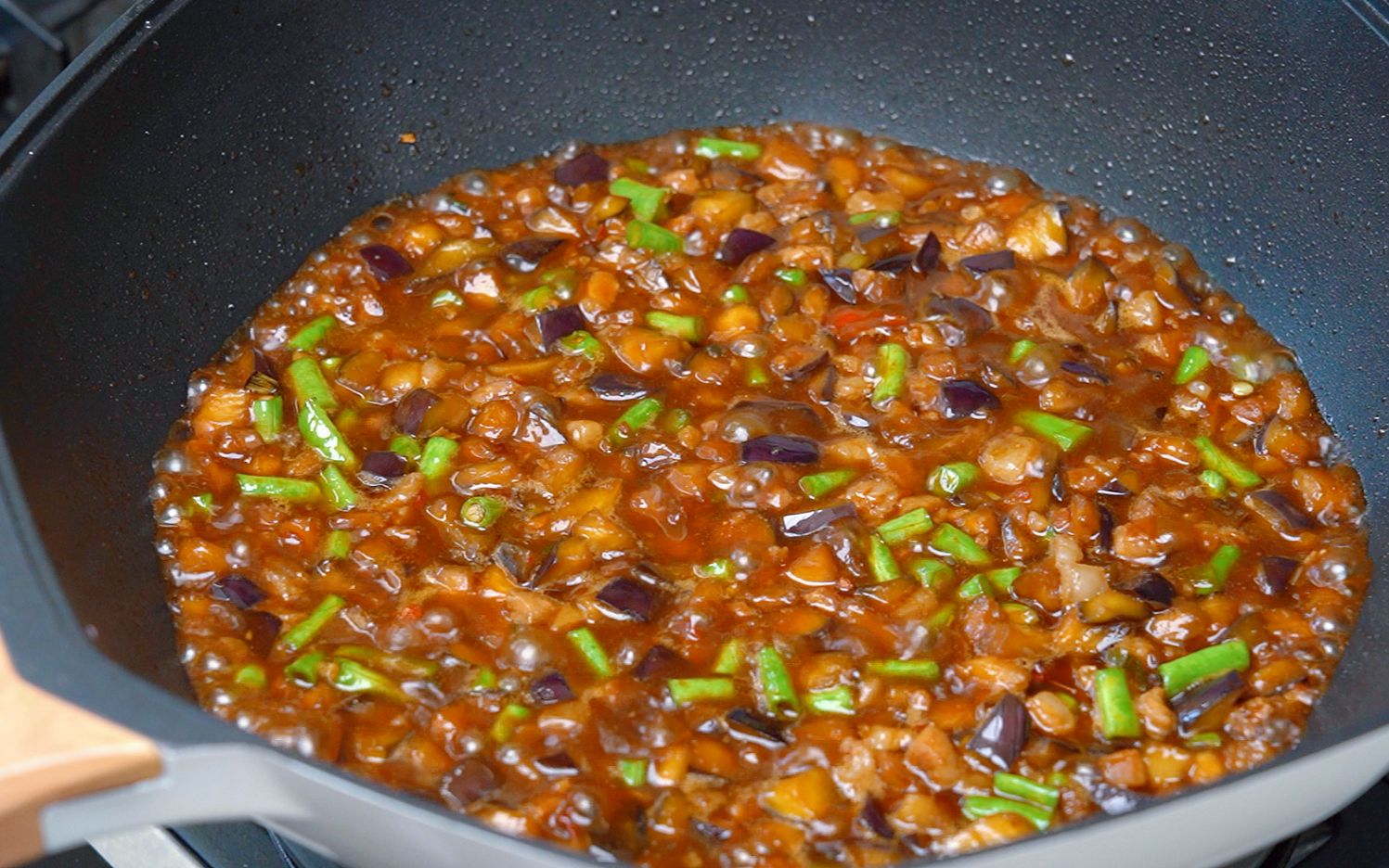 天热没胃口,做上一锅茄子卤,鲜香开胃又下饭,拌面条米饭都好吃