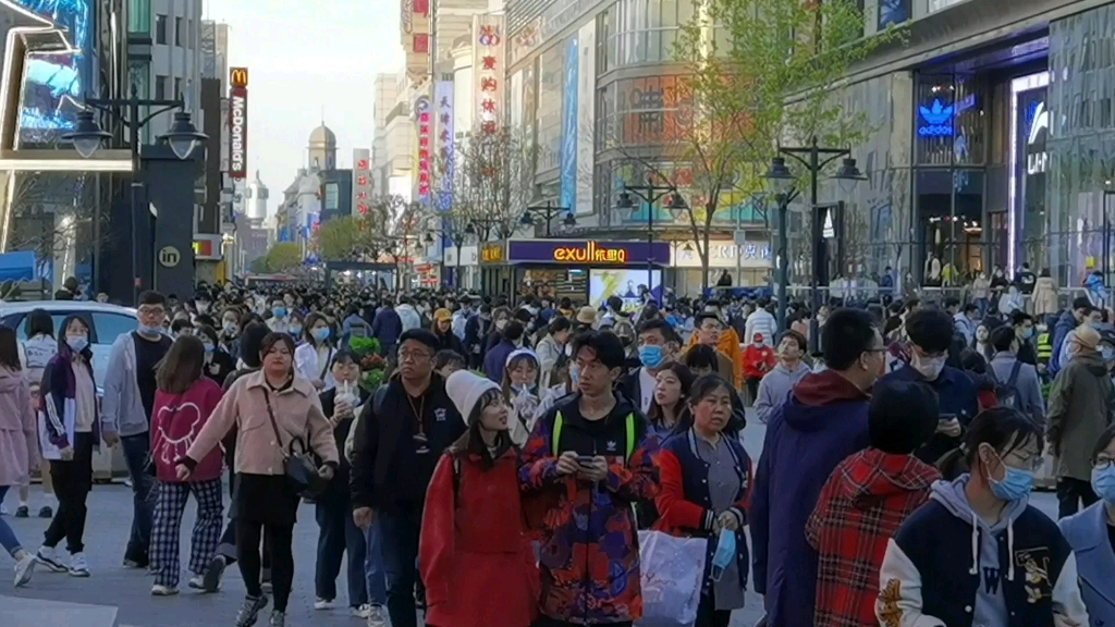 天津步行街清明假期人流堪比上海南京路,太久没这人气了,真高兴哔哩哔哩bilibili