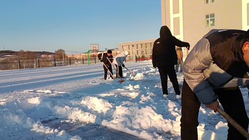 学生除雪照片图片