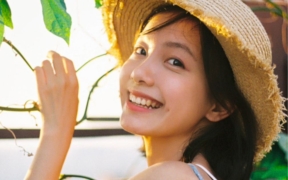 女孩 在阳光下肆意大笑吧