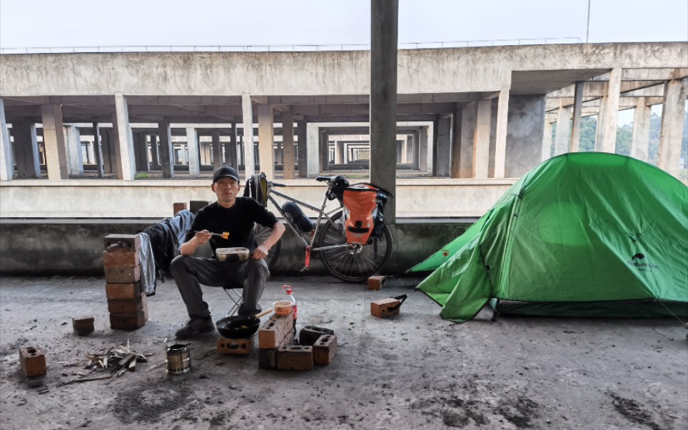 [图]骑行西藏，在乐山市发现一大片烂尾楼，住进烂尾楼就像回到家一样，感觉很棒