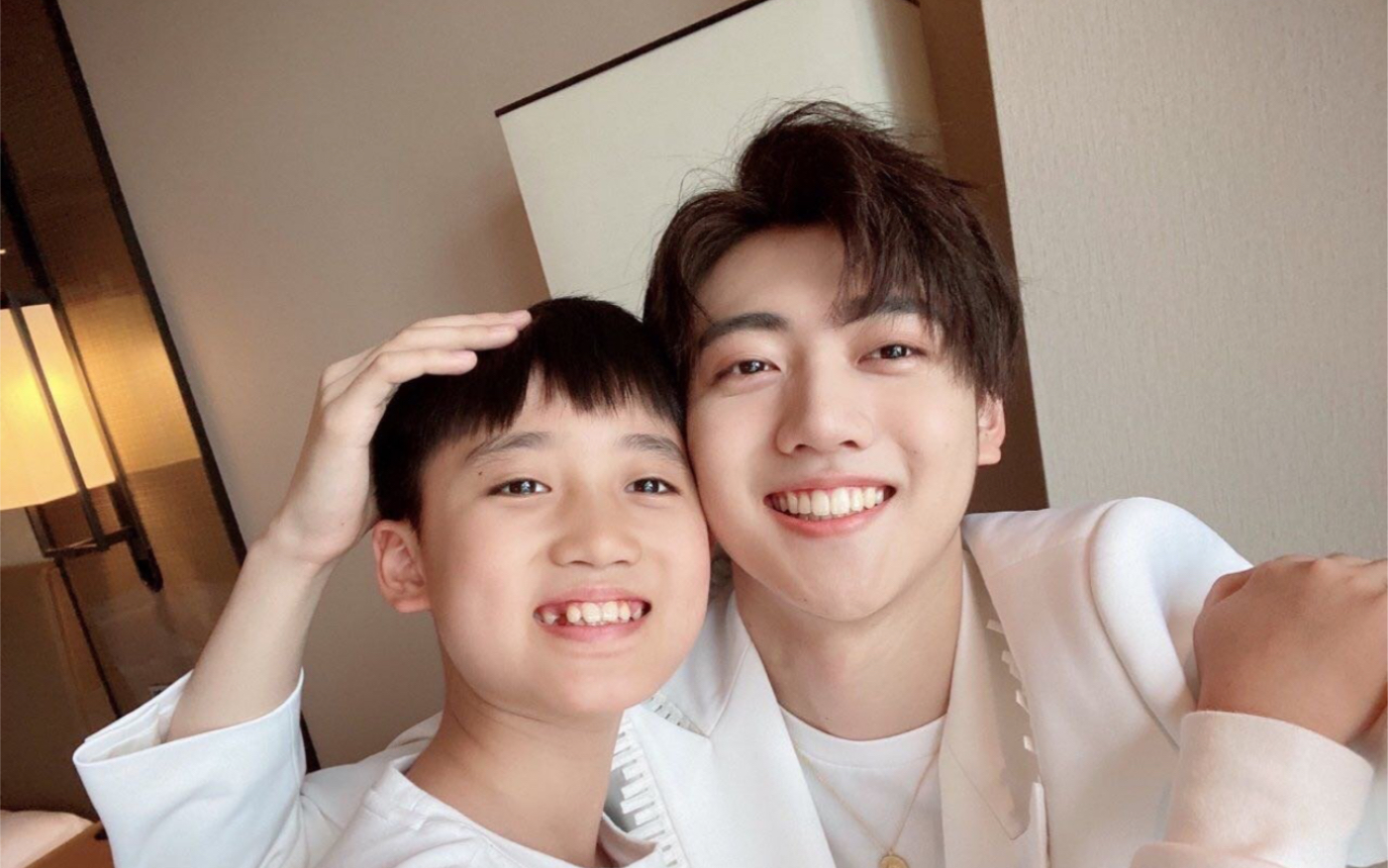 焉栩嘉200218我们宅一起cut