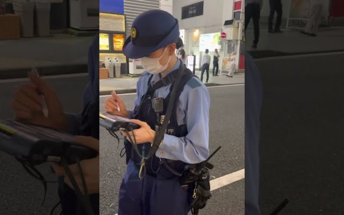 [图]【日本女警系列】日本小伙街头搭讪日本女警，对女警姐姐说日语"suki"喜欢你。日本女警脾气是真的好