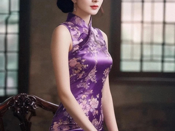 看她的紫色旗袍造型挺美丽动人