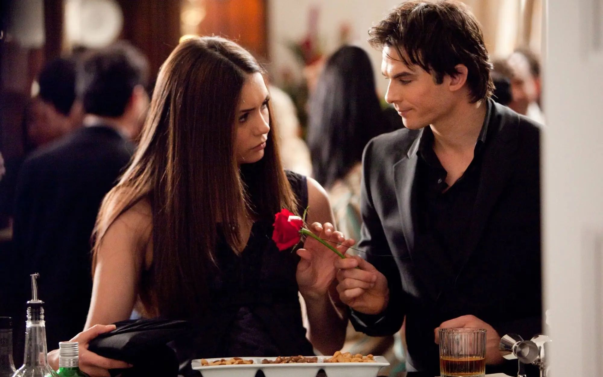 吸血鬼日记达蒙竟当着斯特凡的面kiss埃琳娜激情四射