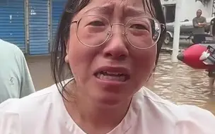 Video herunterladen: 妈妈含泪拦下救援队 请求救救孩子 孩子受伤了水深出不来 山东救援队：走 抓紧救人！