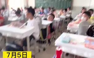 Descargar video: 男生穿polo衫上课，没想到气质被拿捏了...网友：他好像是来听你汇报的