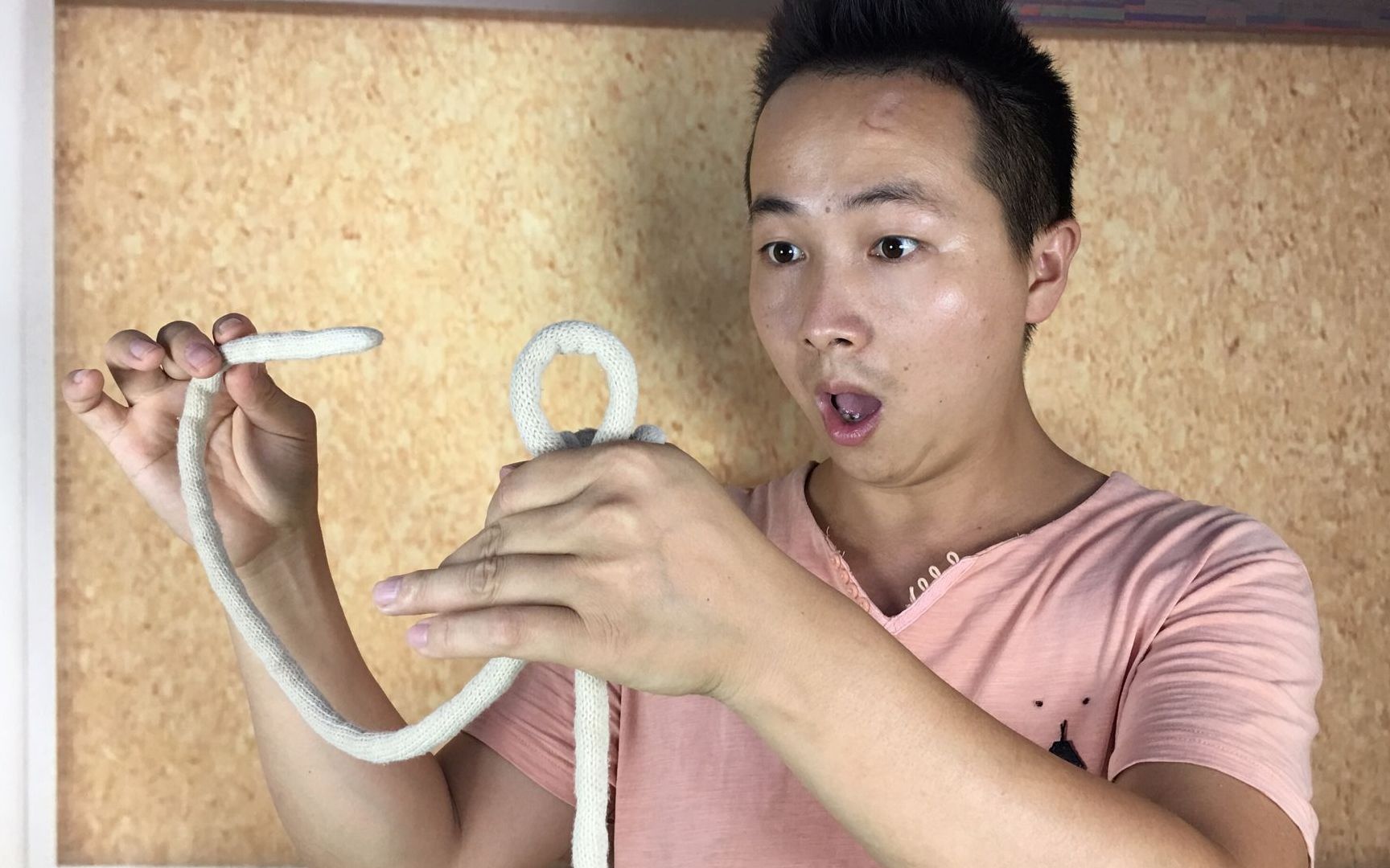 教你一个简单又好玩的魔术,绳子快速穿洞!学会后骗朋友玩玩