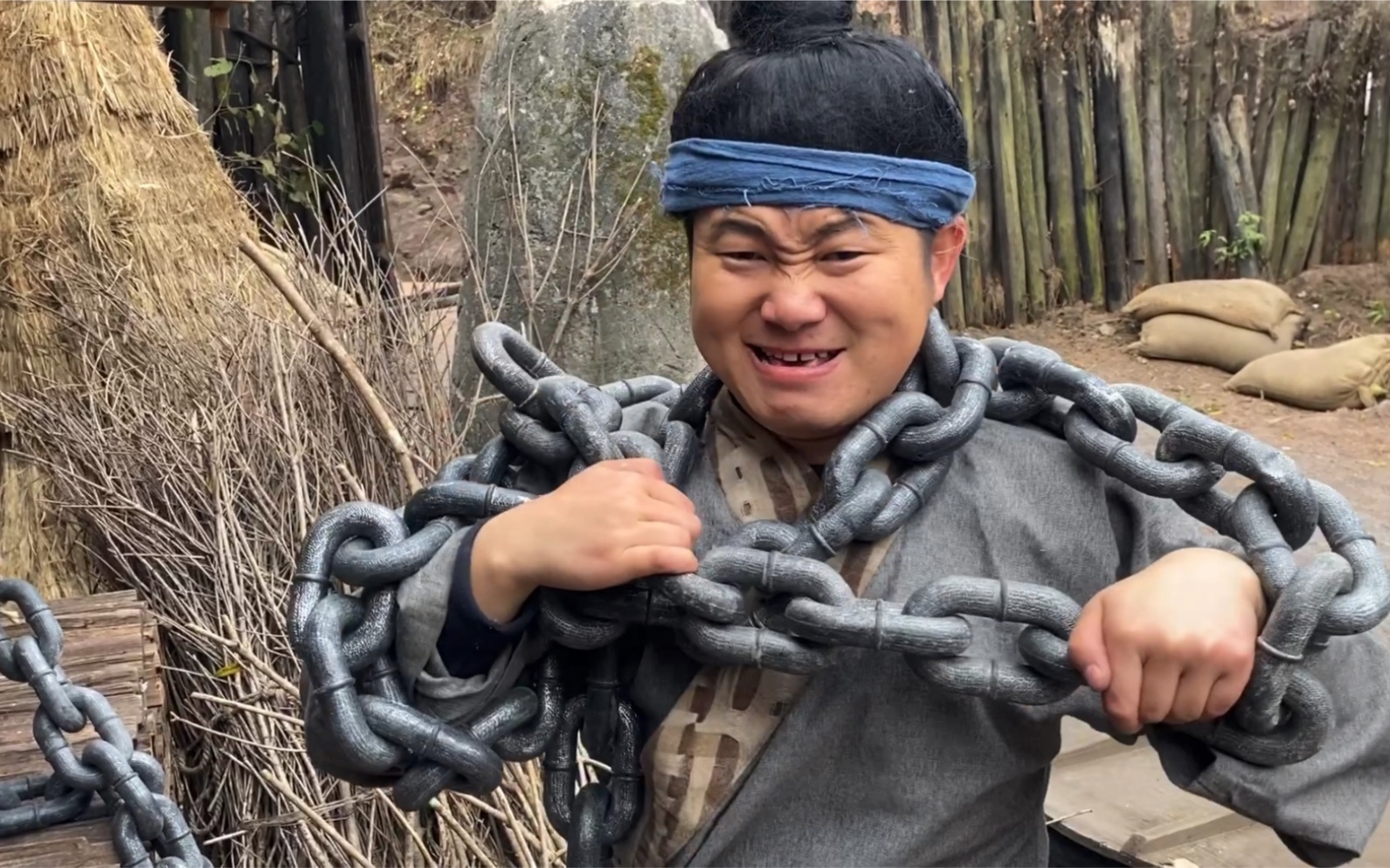 原来拍古装电视剧,里面的用来捆绑犯人的铁链居然能捏扁,群演小宁给