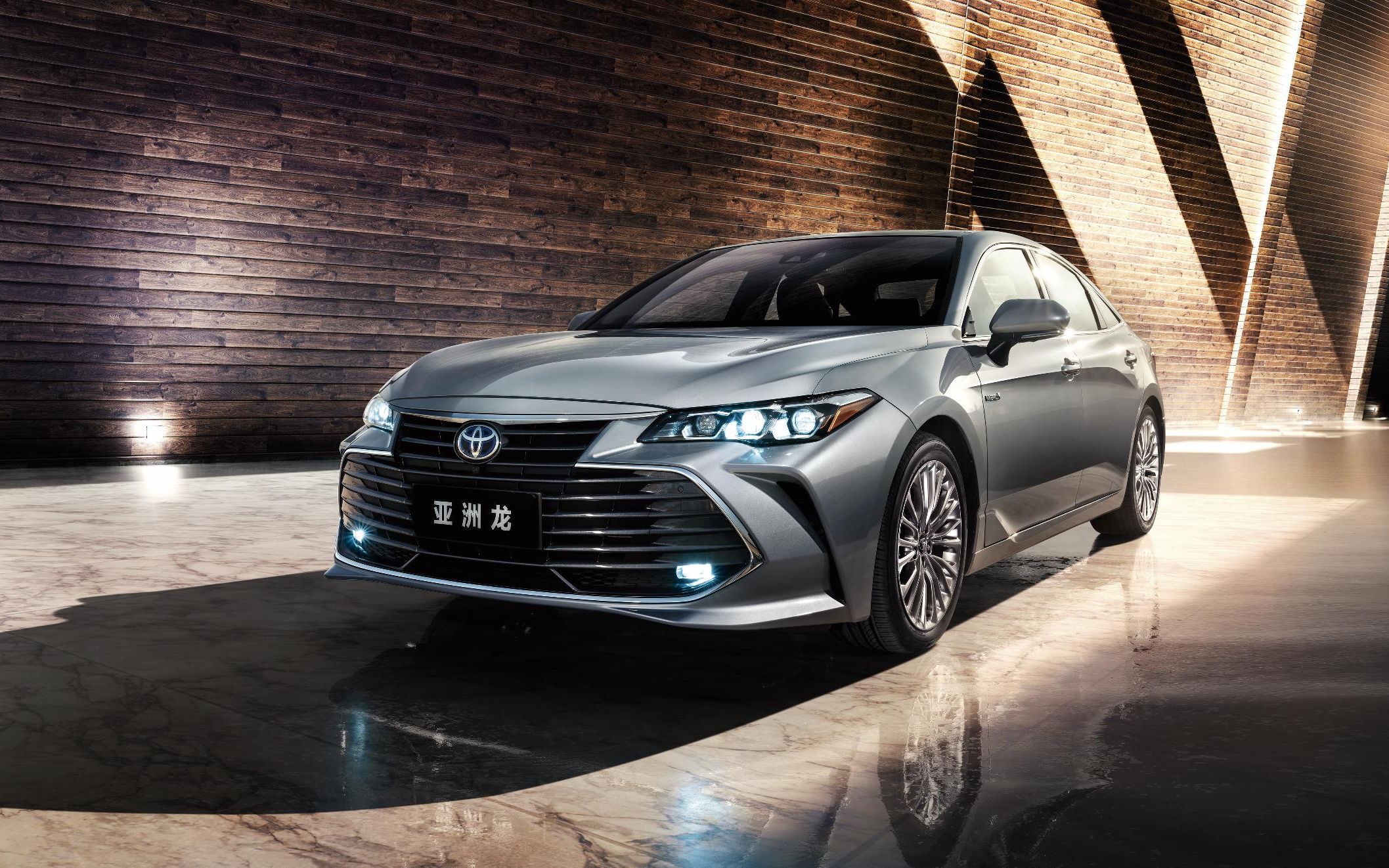 亚洲龙闭眼选2.5l双擎豪华版