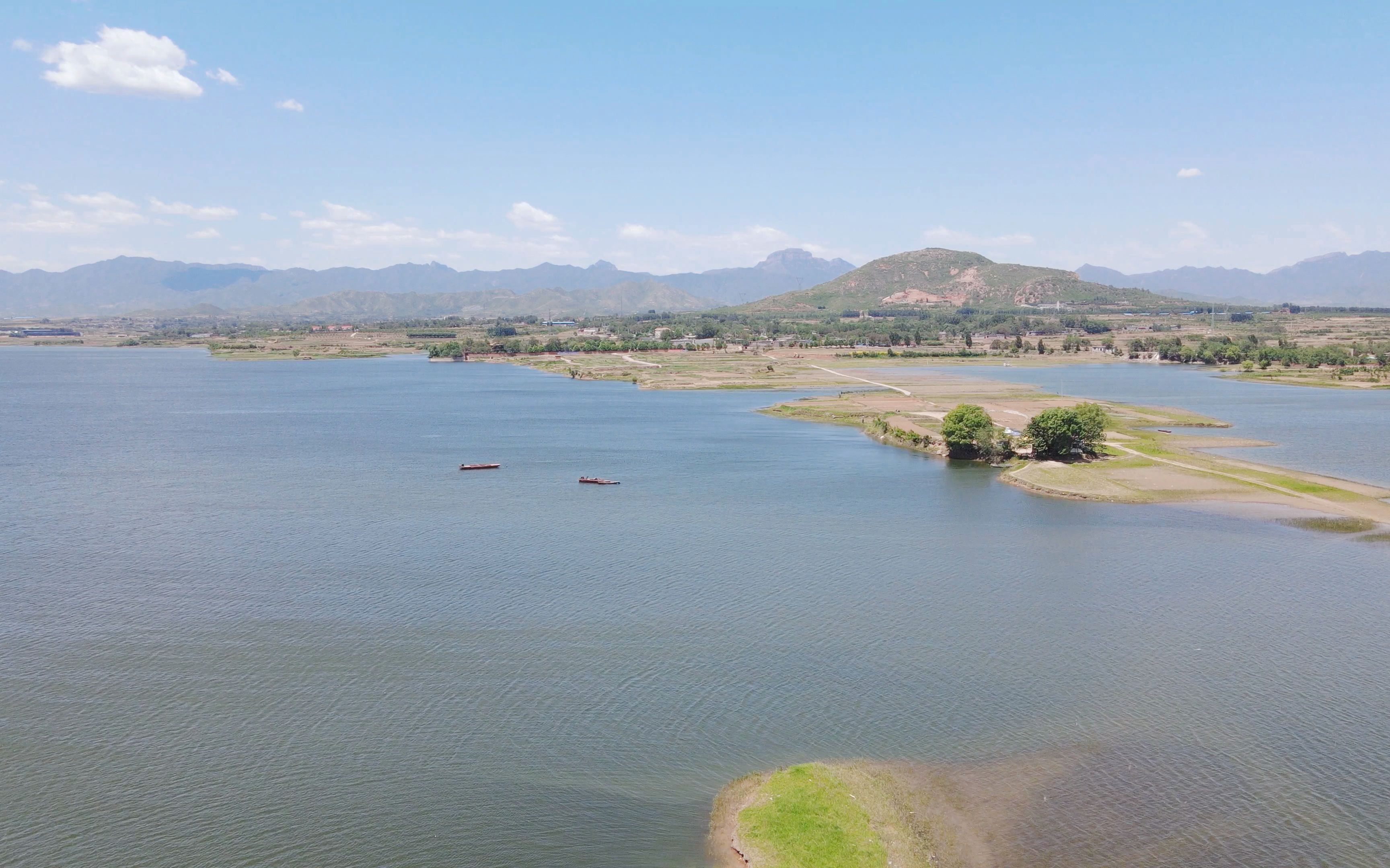 这个地方有绝美的景色,山高天蓝,湖水荡漾,他就是我的家乡