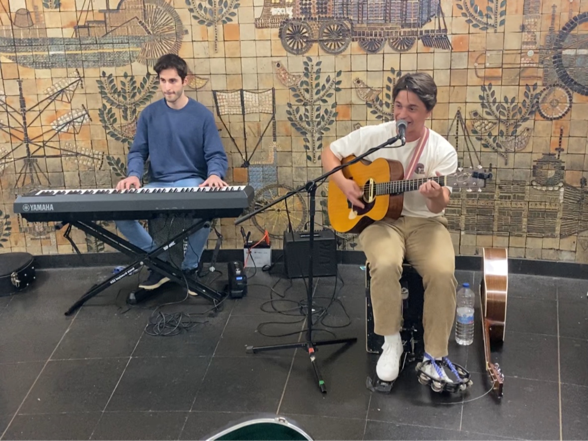 西班牙巴塞罗那街头cesc乐队演唱《dance monkey》