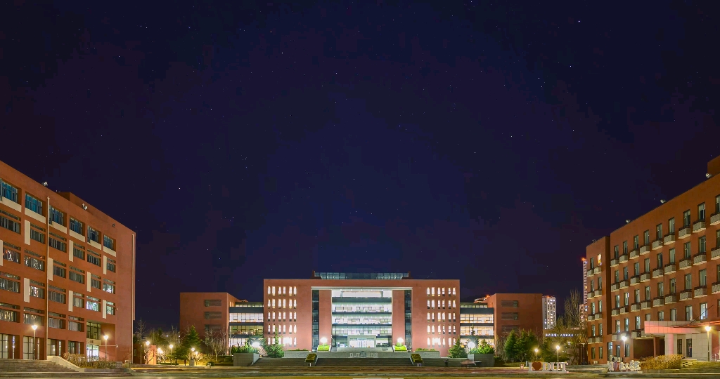 分享这一刻,星辰在令希图书馆身后流转