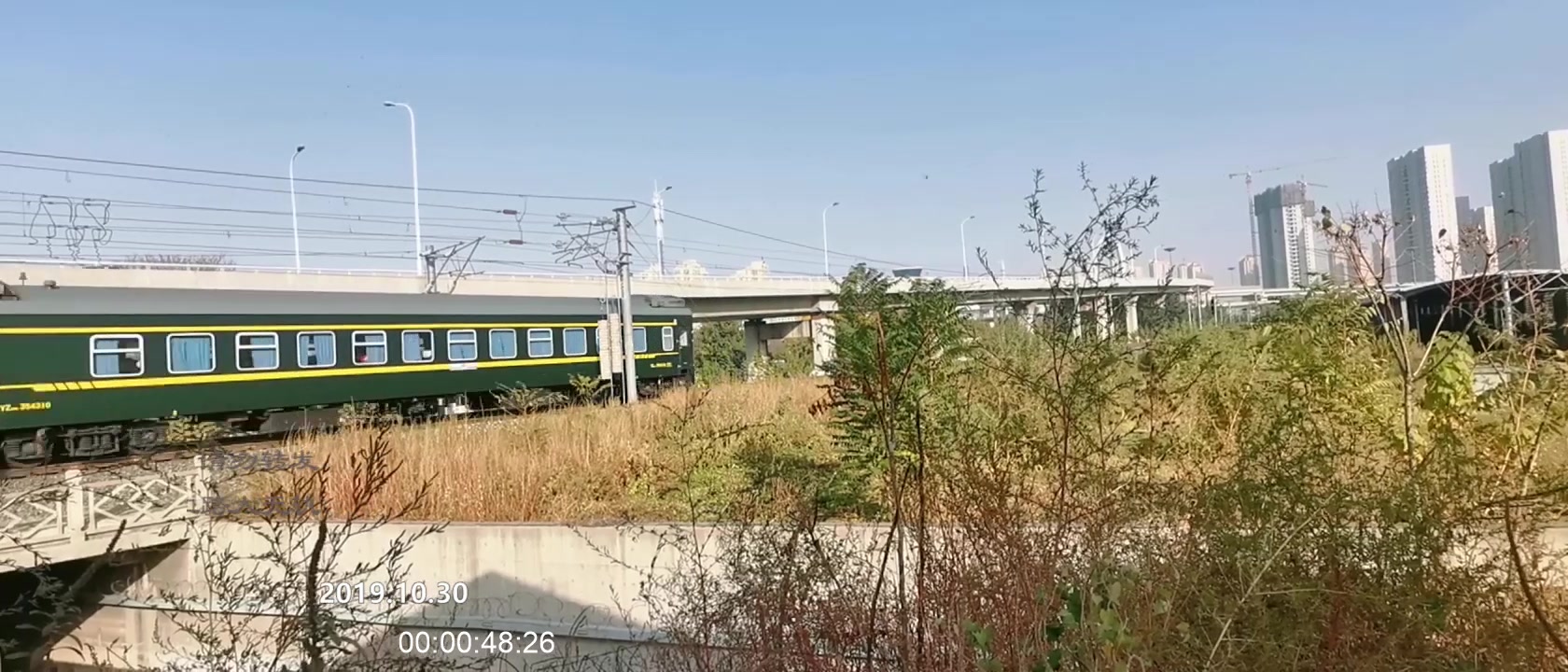 天津始发,开往西安的k213次火车,从天津站开来,即将进入天津西站_哔哩