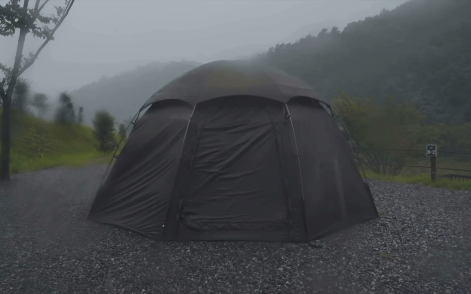 [图]雨天露营，在狂风暴雨中享受属于自己一个人的美好