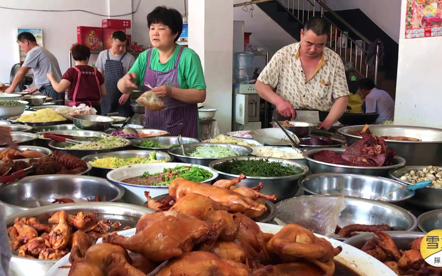雪鱼农村大姐开最牛饭店每天做100盆炒菜大肠烧鸡10块钱吃饱