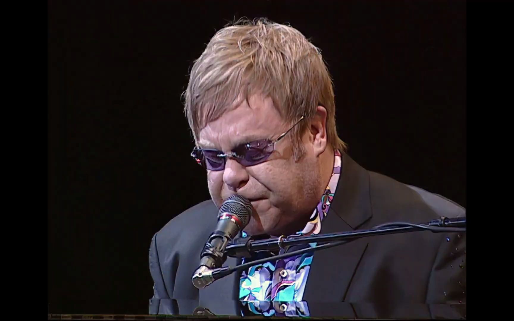 [图]【老子还在】Elton John - I'm Still Standing (Live 2011.11.14 Vilnius, Lithuania)